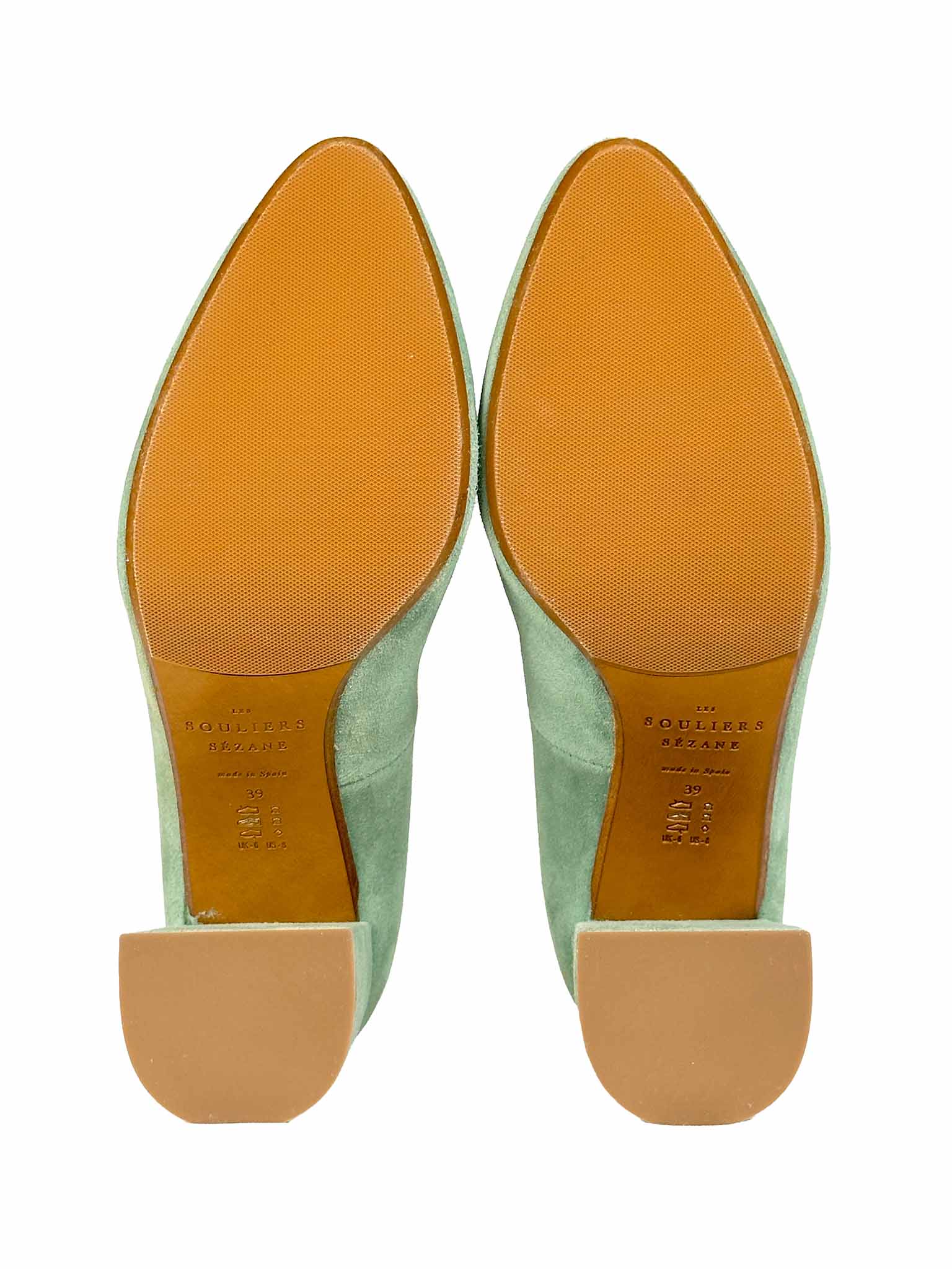 Souliers Sézane green high-heeled pair of shoes on a white background