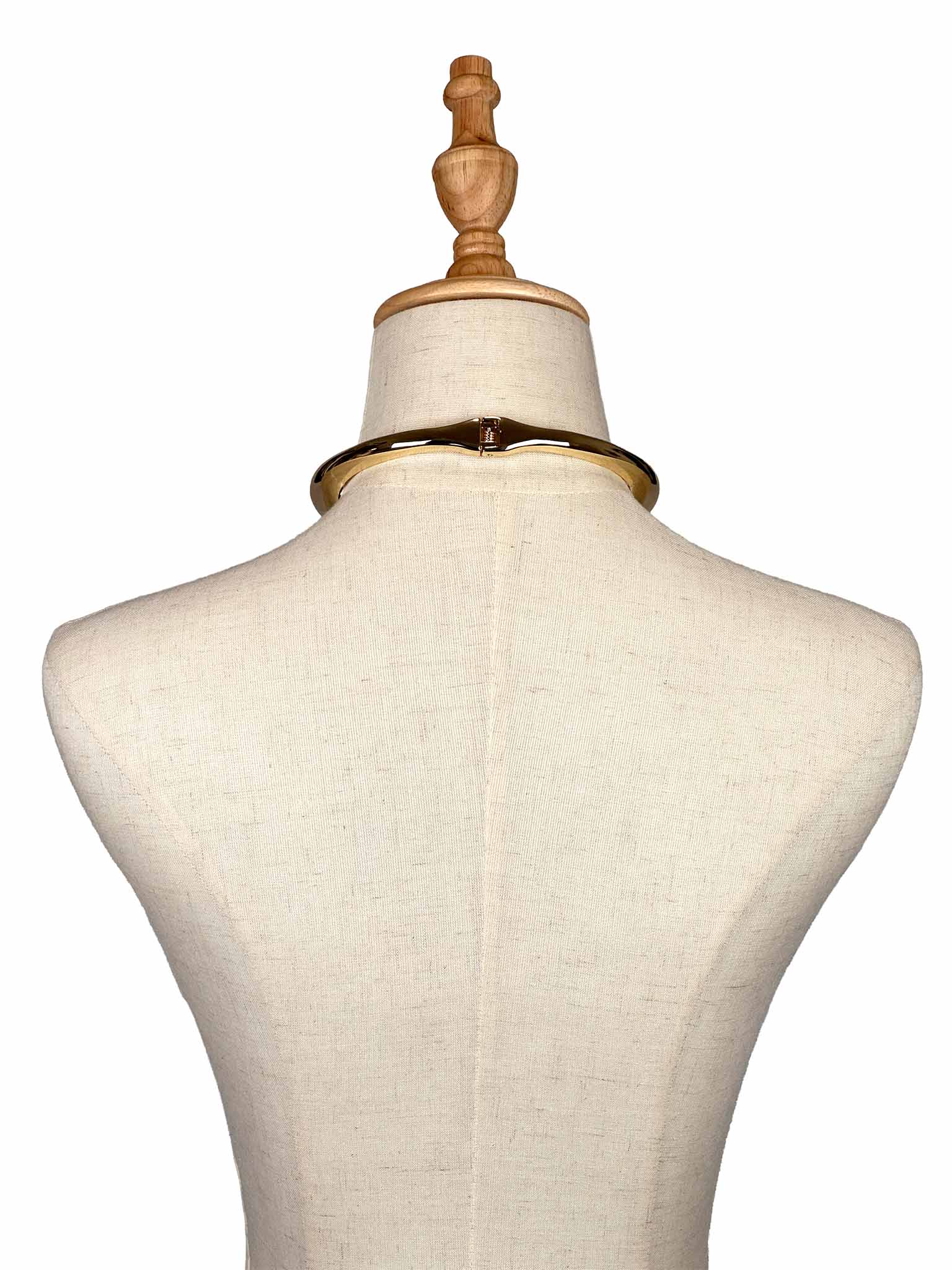 Mannequin wearing a Zara golden necklace on a white background