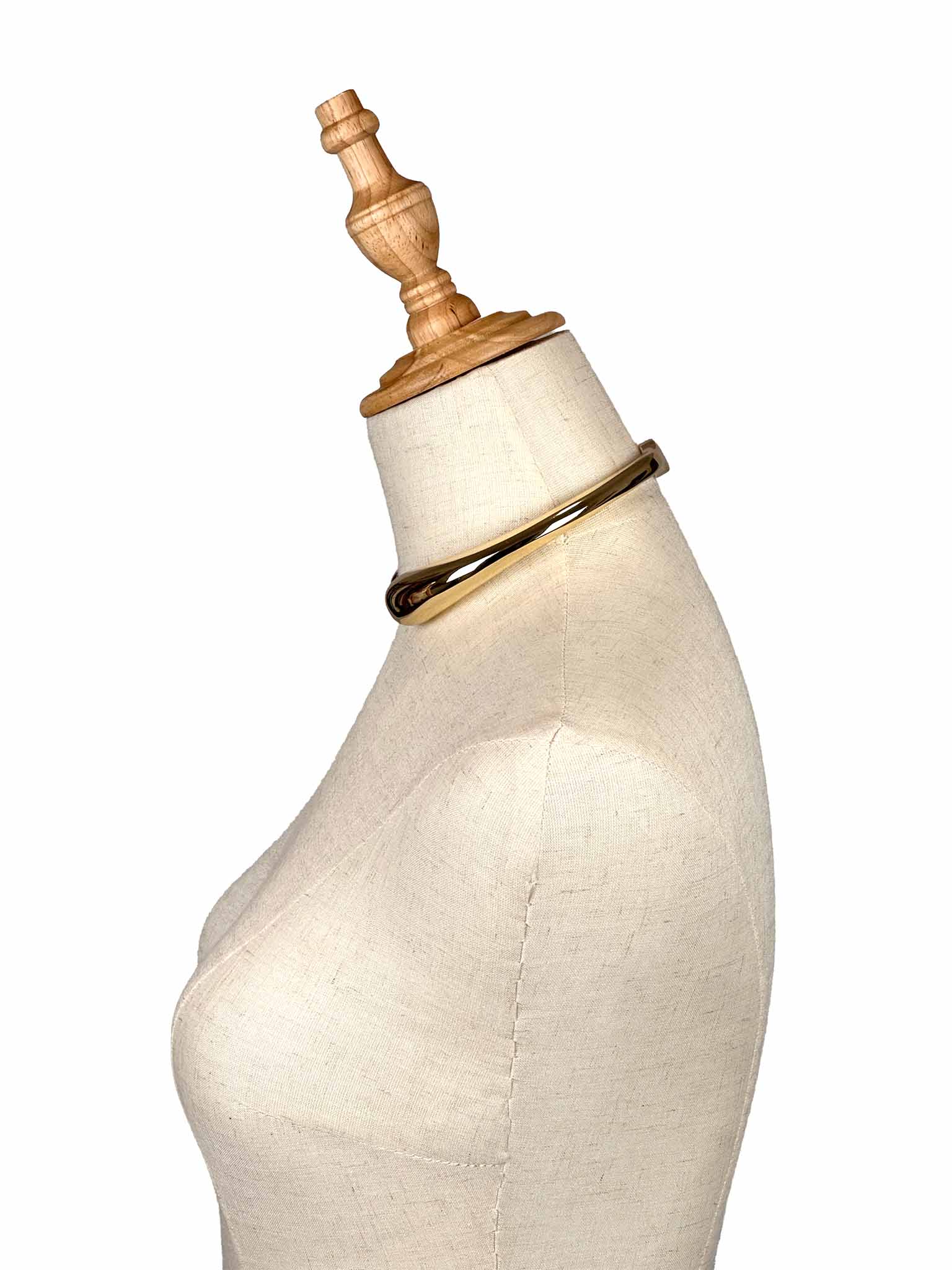 Mannequin wearing a Zara golden necklace on a white background