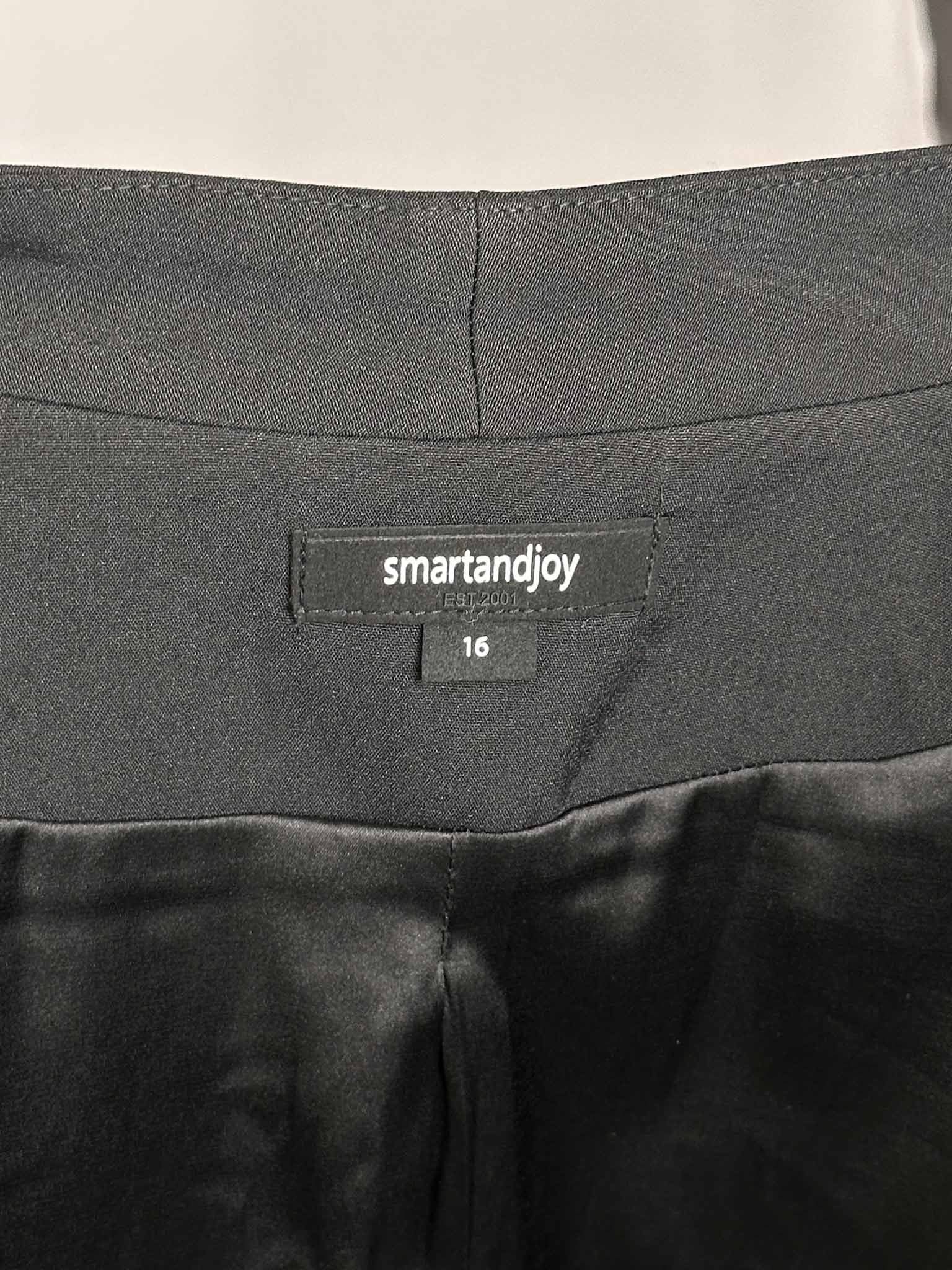 Close-up of a label on a piece of clothing with 'smartandjoy' branding.